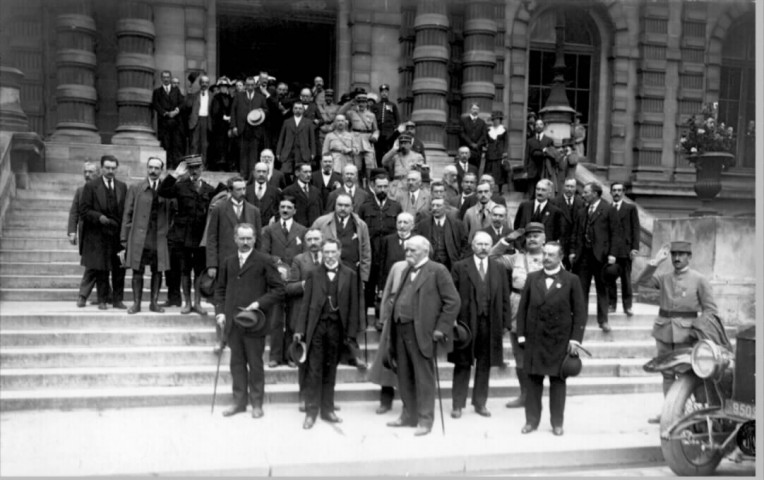Visite officielle du président Poincaré à l'Hôtel-de-Ville avec la délégation officielle le 13 juillet 1919
