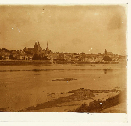 Blois (Loir-et-Cher). Panorama sur la Loire