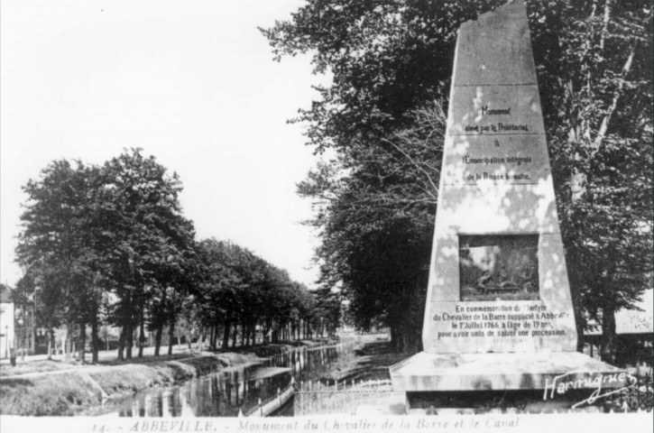 Monument du Chevalier de la Barre et le canal