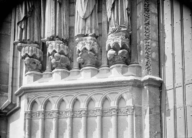 Cathédrale, portail de la Vierge dorée : détail des sculptures ornant les consoles