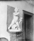 Intérieur du château de Francières : statue en marbre d'un ange et d'un poisson