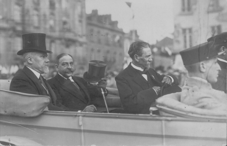 Visite officielle de Raymond Poincaré en 1919 : le président de la République parcourant la ville, accompagné de M. Klotz et du maire, M. Duchaussoy
