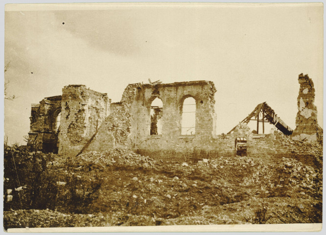 PHOTOGRAPHIE (SEPIA) MONTRANT LES RUINES D'UNE EGLISE