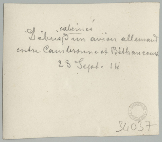 DEBRIS CALCINES D'UN AVION ALLEMAND ENTRE CAMBRONNE ET BETHANCOURT. 23 SEPTEMBRE 1914