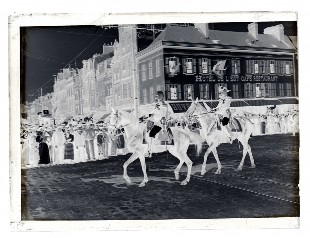 La foule assistant au passage de généraux à cheval devant l'Hôtel de l'Est, près de la gare d'Amiens