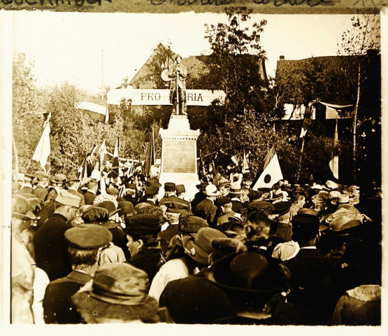 Commémoration de la Guerre 1914-1918 : foule rassemblée devant le monument aux morts de Grouches-Luchuel