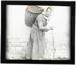 Martinsart (Somme). Portrait en pied d'Adèle Grossemy, portant une hotte en osier