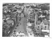 Péronne. Vue aérienne de la ville, l'église Saint-Jean-Baptiste, l'hôtel de ville