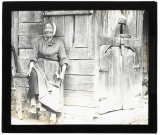 Martinsart (Somme). Portrait d'Adèle Grossemy, assise contre un mur en bois