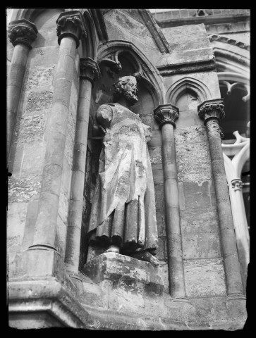 Saint-Quentin. Statue de roi ornant une culée au nord-est du chevet de la basilique