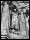 Saint-Quentin. Statue de roi ornant une culée au nord-est du chevet de la basilique