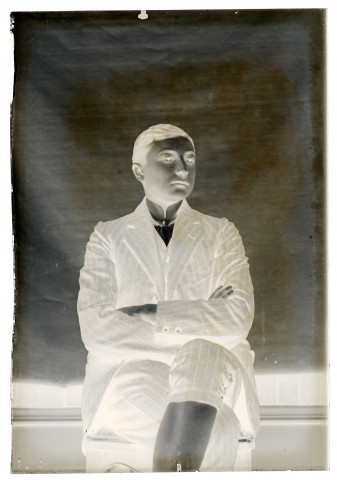 Portrait d'Henri assis