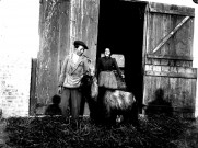Scène rurale. Portrait de paysans et leur chèvre