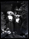 Portrait de deux religieuses dans un jardin