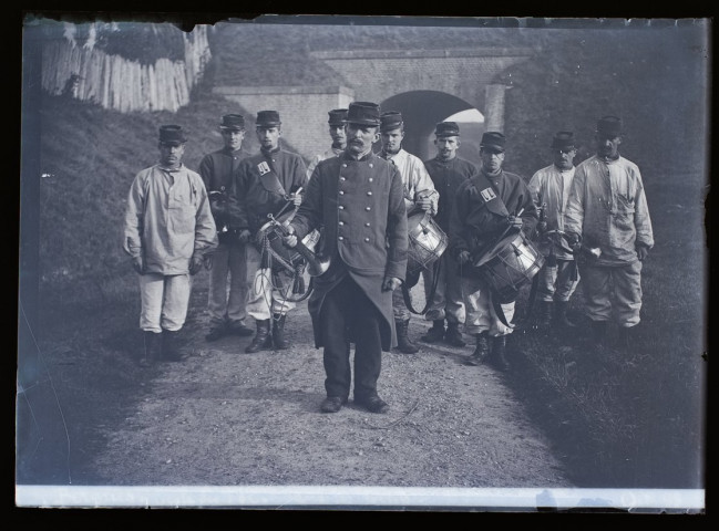 Bergues - école des tambours et clairons - dans les fortifications - octobre 1899