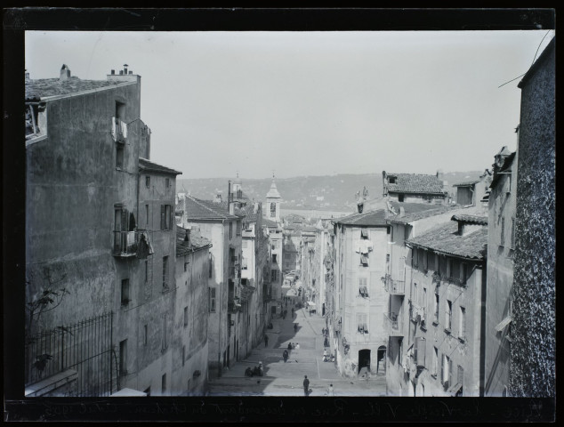 Nice la vieille ville, rue en descendant du château - avril 1905