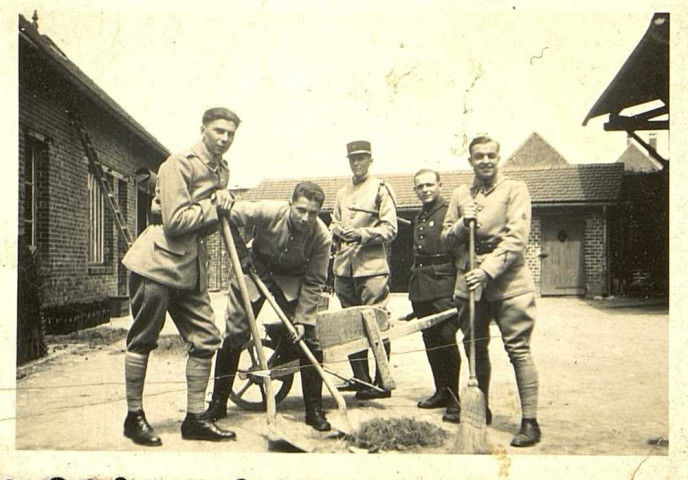Rollot (Somme). Groupe de soldat en permission dans la cour de la propriété de la famille Delignières, rue Haute à Rollot