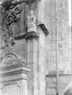 Eglise, statue sur pilier d'un évêque