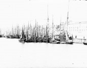 Boulogne-sur-Mer (Pas de Calais). - Flotille de bateaux de pêche quai Gambetta