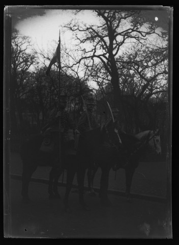 [Trois chasseurs à cheval dont un porte étendard, lors d'une revue militaire à Amiens]