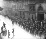 Fin août-début septembre 1914, militaires allemands défilant rue des Trois-Cailloux à Amiens