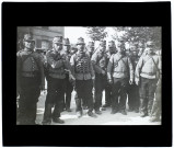 [Groupe de soldats lors d'une revue à Amiens]