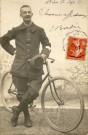 Amiens, Saint-Leu. Portrait studio d'un homme et sa bicyclette