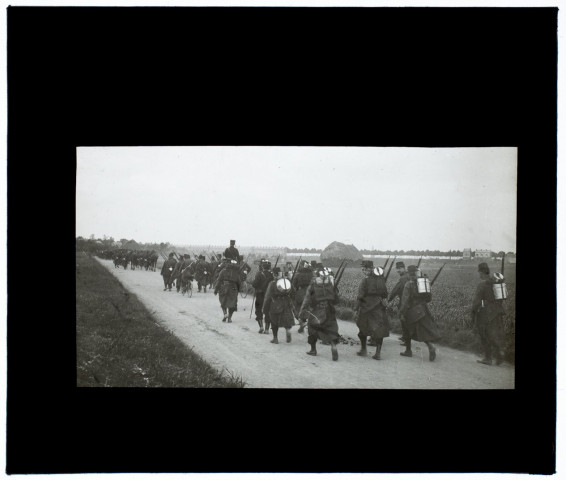 Retour des manoeuvres - 72e route de Cagny - mai 1913