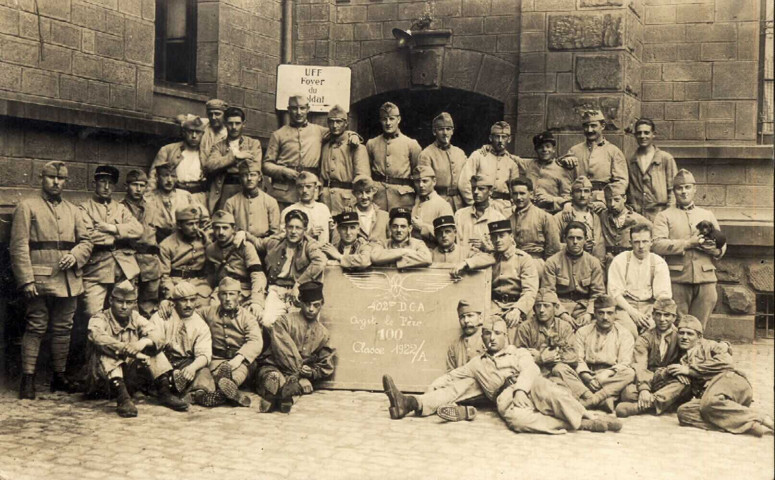 Armée d'occupation française en Allemagne. Groupe de réservistes du régiment de la 22e posant devant leur caserne
