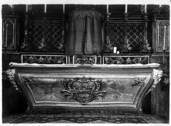 Eglise de Toutencourt : l'autel richement sculpté