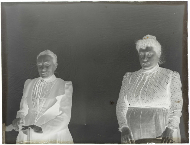 Martinsart (Somme). Portrait de deux femmes