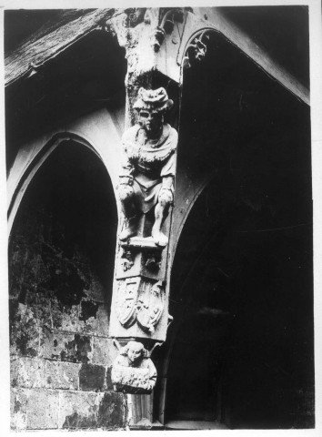 Passage Gossart à Amiens, vue de détail d'une sculpture ornant un trumeau : l'homme aux trois visages