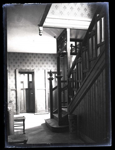 Intérieur d'une villa balnéaire. L'entrée et l'escalier
