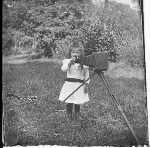 Portrait de fillette posant devant l'appareil du photographe