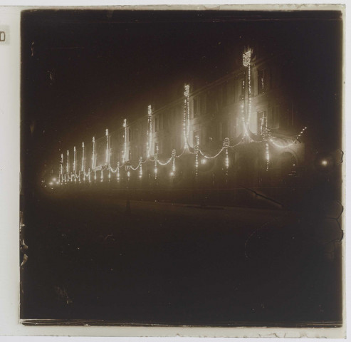 Fête de la Victoire. Illuminations dans un grand boulevard parisien