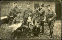 Carte photo adressée depuis Longpré-les-Corps Saints à Eugène Leblond à Airaines montrant six soldats canadiens tuant des volailles pour la Noël 1915