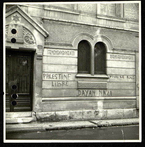 L'extérieur de l'ancienne synagogue en 1968. Photos prises à l'occasion d'une profanation