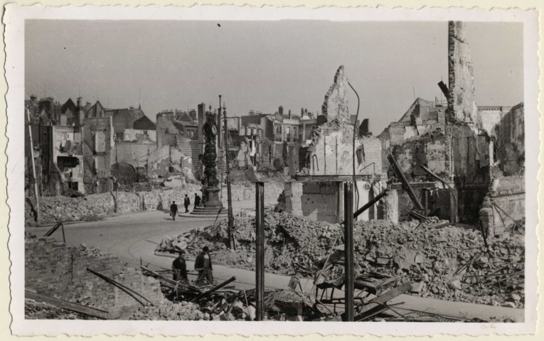 Amiens. La place Gambetta et l'angle de la rue des Trois Cailloux après les bombardements de 1940