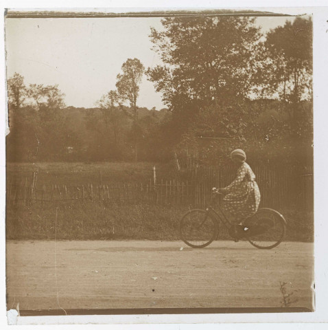 Femme en bicyclette