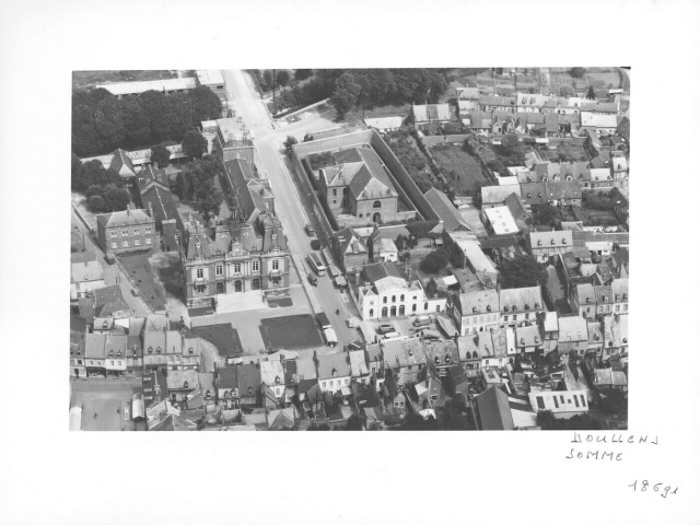 Doullens. Vue aérienne de la ville, le centre ville et l'hôtel de ville
