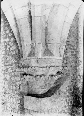 Amiens, 4 rue Saint-Martin, cave de Monsieur Tembouret : un pilier et son chapiteau (XIIIe siècle)