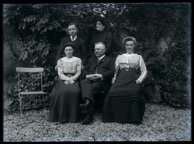 Scène de la vie quotidienne d'une famille bourgeoise. Deux hommes et trois femmes dans un jardin