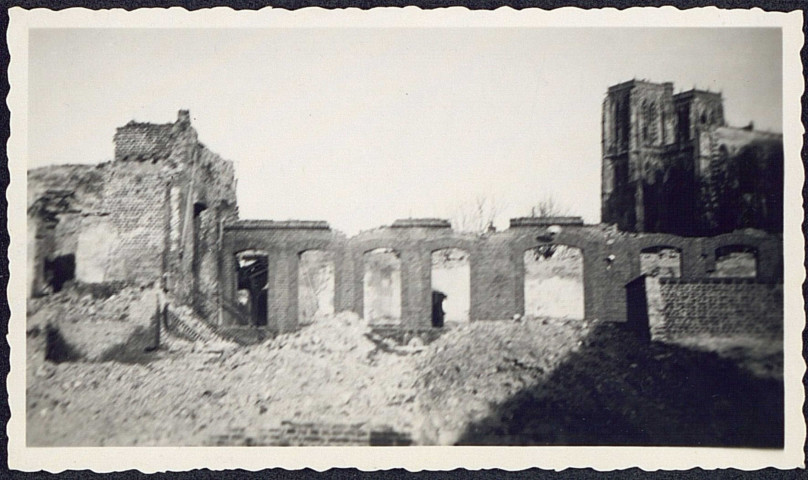 Abbeville. Ruines. A gauche l'église Saint-Vulfran