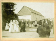 Fluy. Une fête religieuse, la procession traversant le village
