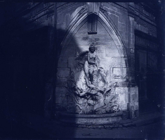 Beauvais. Fontaine des Amis des Arts, dite de la Vénus Naissante, rue de la Frette à Beauvais . A droite s trouve une tannerie