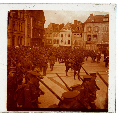 Infanterie anglaise stationnée sur le parvis de la cathédrale d'Amiens