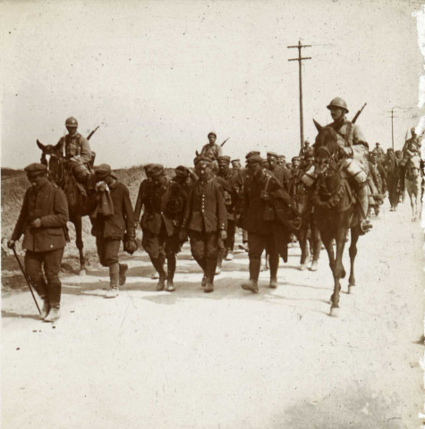 Catenoy.- Colonne de prisonniers allemands encadrée par des soldats français à cheval
