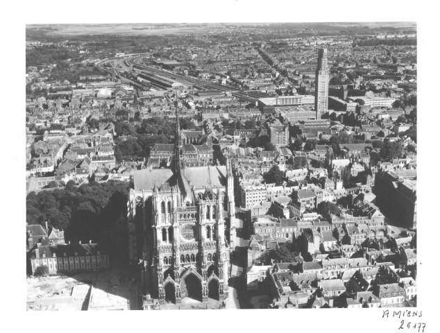 Amiens. Vue aérienne de la ville : la cathédrale, le centre ville, la gare, la tour Perret, le palais de justice