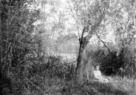 Portrait d'enfant sur les berges d'un étang