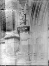 Eglise, vue extérieure : détail d'une statue du portail